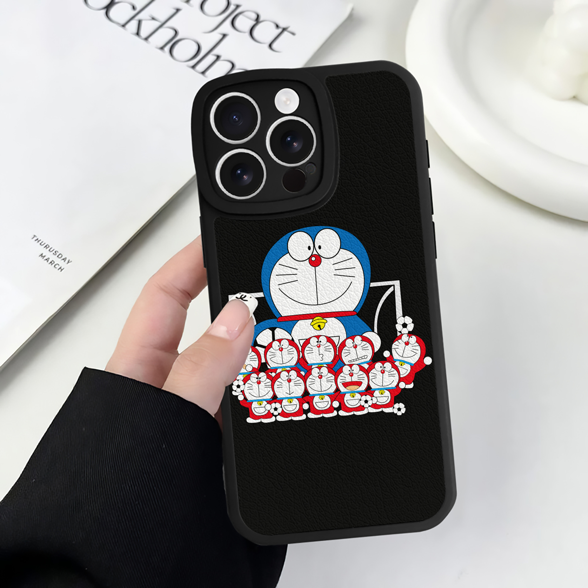 （画像用） ドラえもん Doraemon 【iPhone 16シリーズ対応】シリコンスマホケース（レザー調） 材質：シリコン